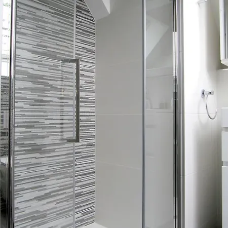 De La Grotte Aix-les-Bains